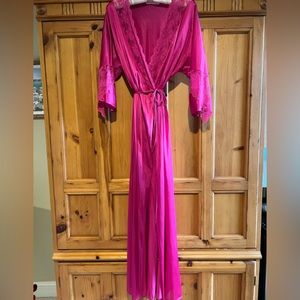 Intimately Yours Fuchsia Pink Bathrobe Lingerie Size M Beautiful Lace Sleeves